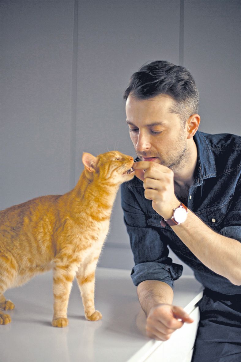 Filip Bobek karmi kota