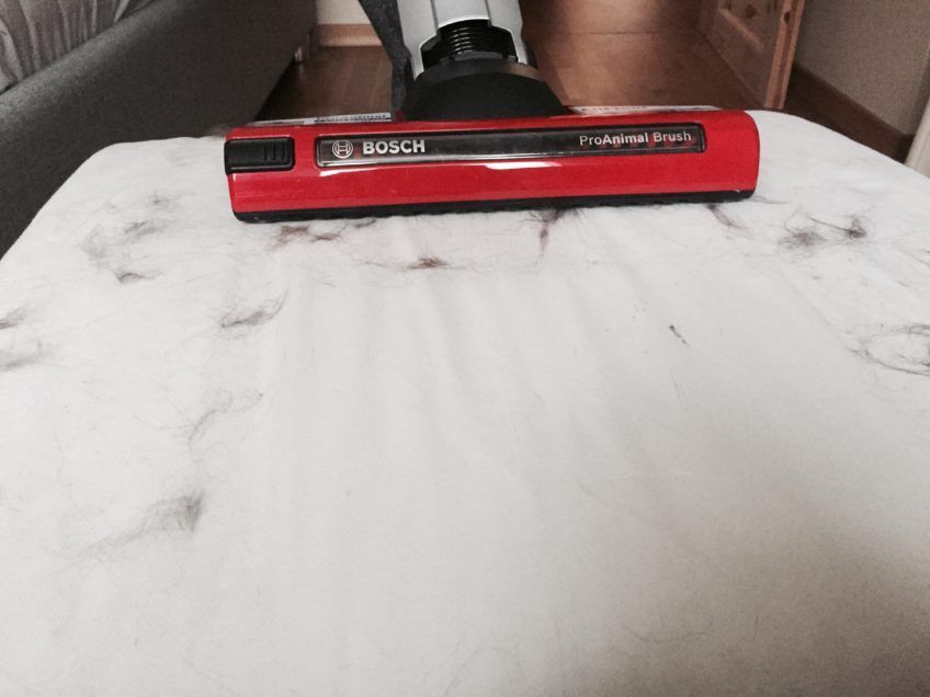 Odkurzanie obicia tapicerowi