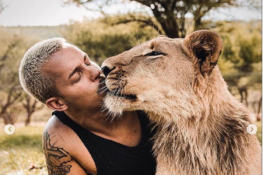 Dean Schneider to człowiek, który żyje z lwami.