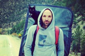 kot wędruje z człowiekiem po górach