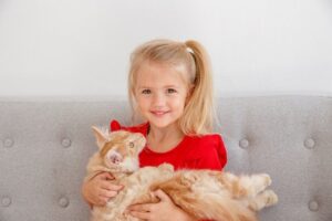 Koty i dzieci naprawdę mogą być najlepszymi przyjaciółmi.