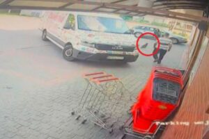 mężczyzna kopnął kota