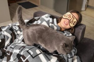 ugniatanie przez kota