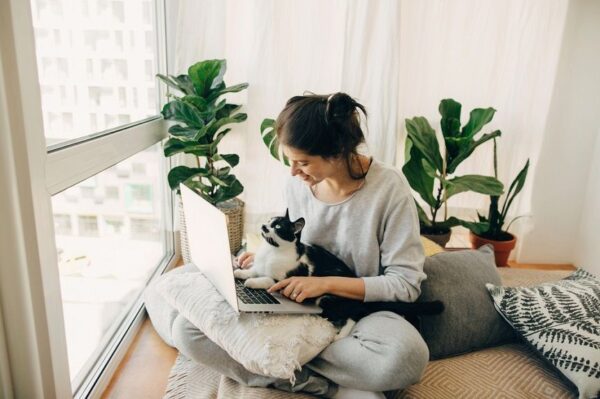 Kot pomaga w życiu swojemu opiekunowi i - jak to kot - nie wkłada w to nawet zbyt wielkiego wysiłku. Sama jego obecność ma zbawienny wpływ...