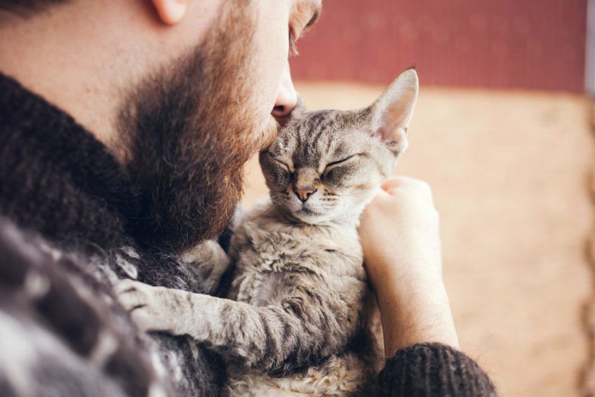 mężczyzna przytula się do kota