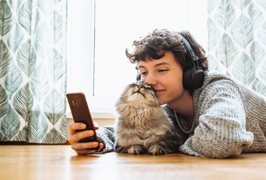 nastolatek z kotem rasy maine coon