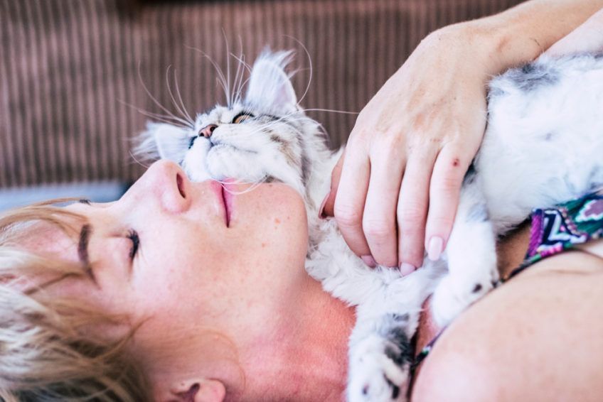 pani leży z kotem
