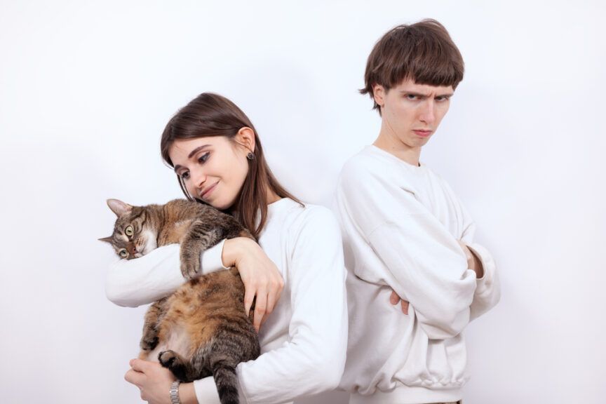 chłopak nie lubi kotów