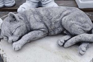 ktoś ukradł rzeźbę kota z grobu