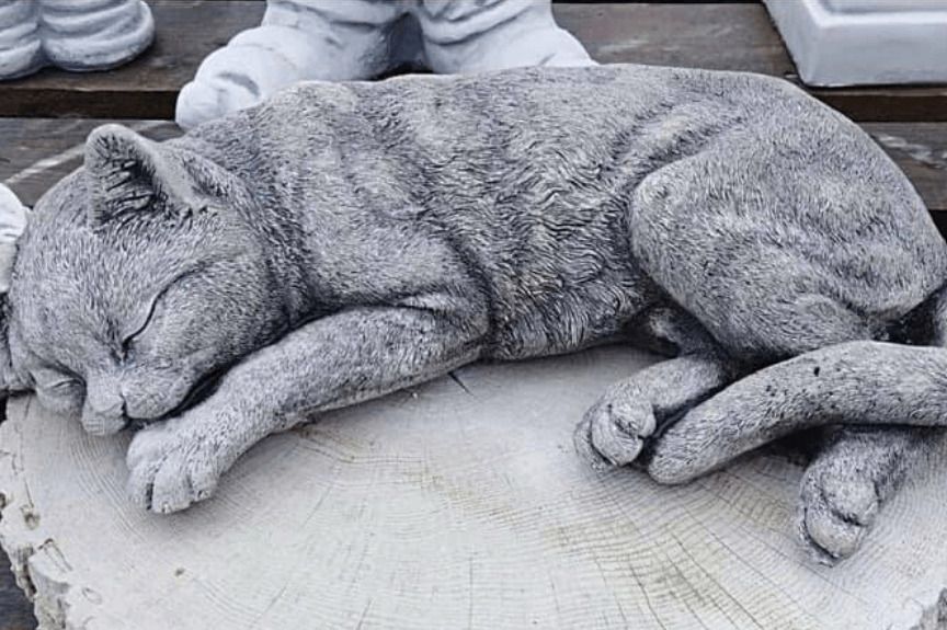 ktoś ukradł rzeźbę kota z grobu