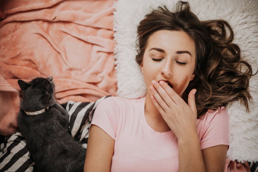 pani budzi się z kotem 