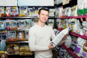 Mężczyzna wybiera karmę dla kota