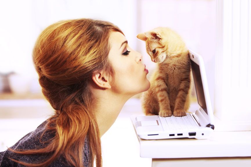 kobieta całuje kota