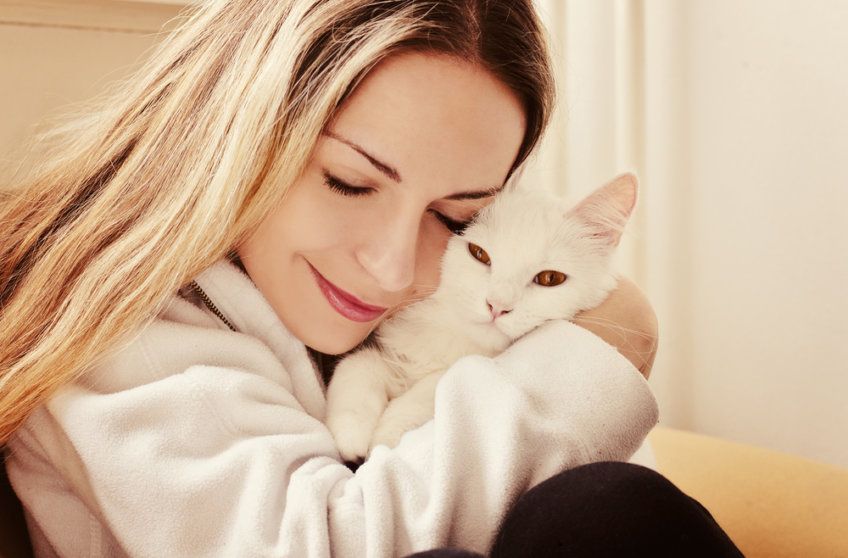 kobieta przytula się do kota
